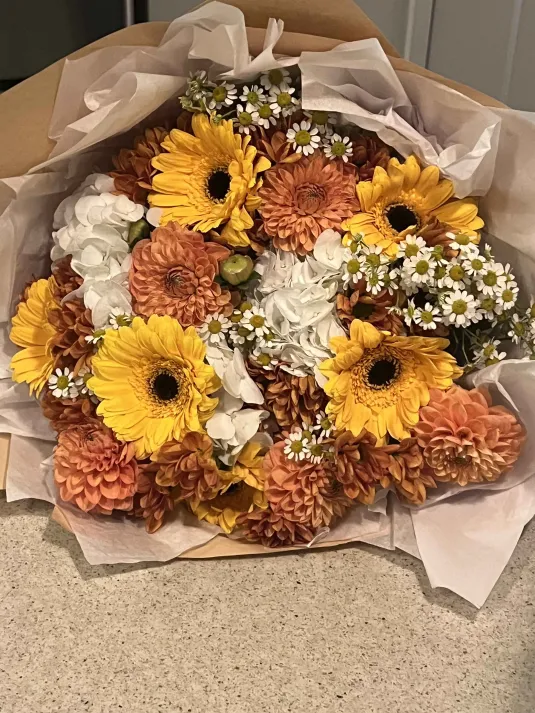 Tablescape floral arrangement for a dinner celebration.